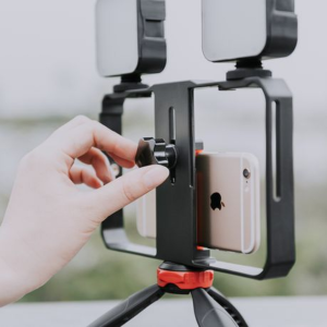 YELANGU Phone Vlogging Kit with Tripod Grip (Double Light) - Image 3