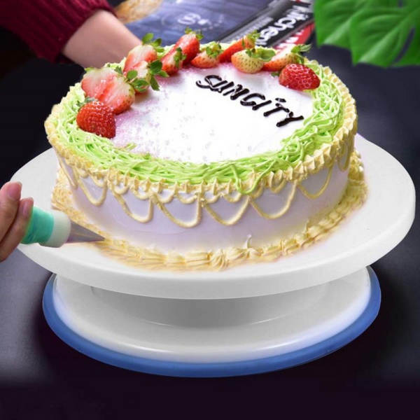 60 Piece Cake Decorating Set